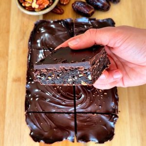 Brownie sans cuisson aux dattes et noix de pécan
