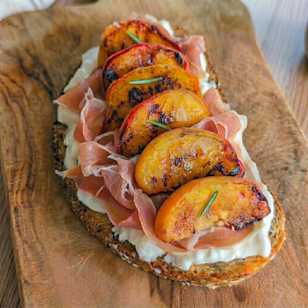 Tartines aux pêches rôties, mozzarella & prosciutto