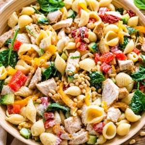 Salade de pâtes crémeuse au poulet, mozzarella & poivron rôti
