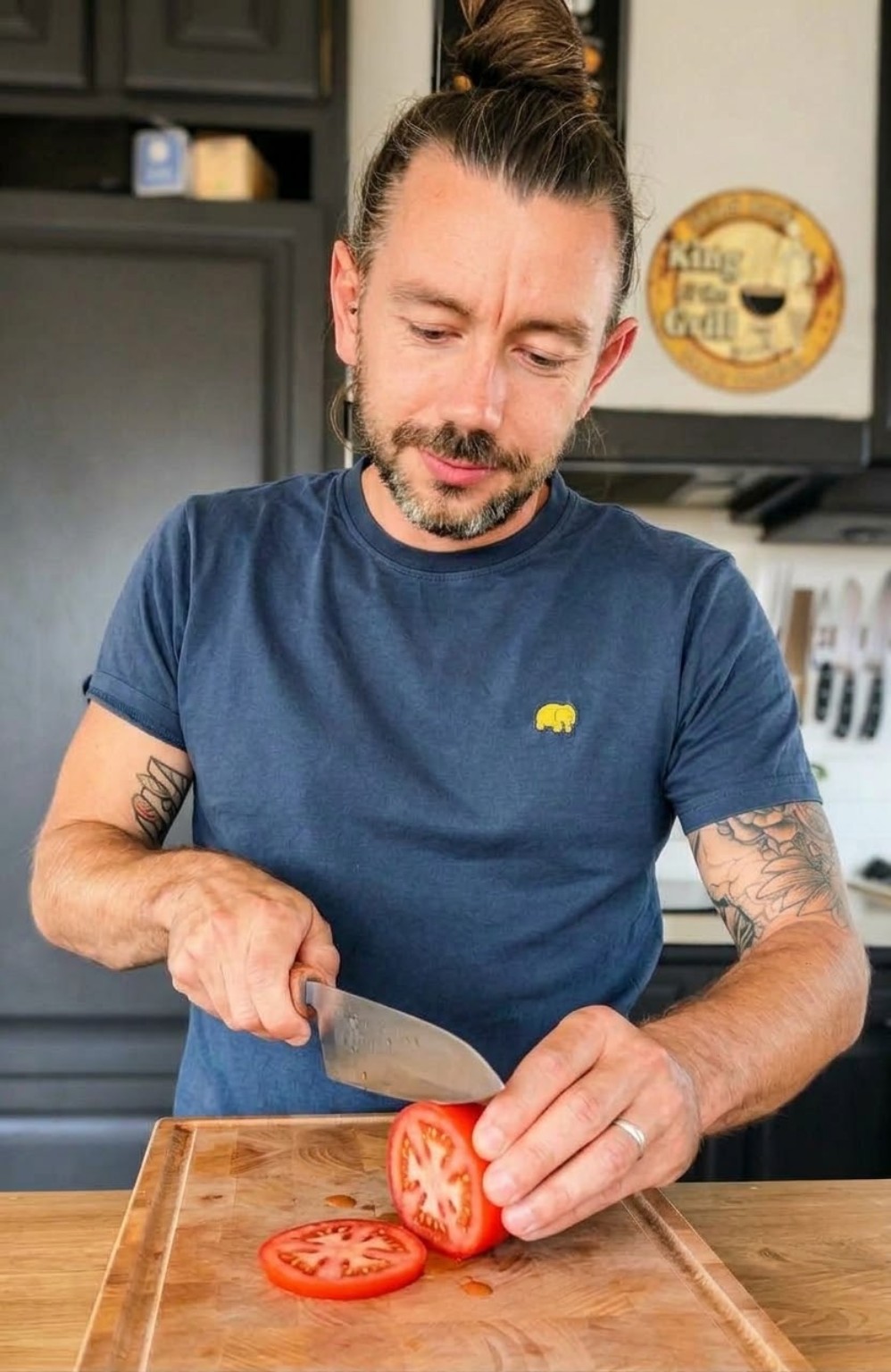 Chef Juju en cuisine avec un couteau japonais